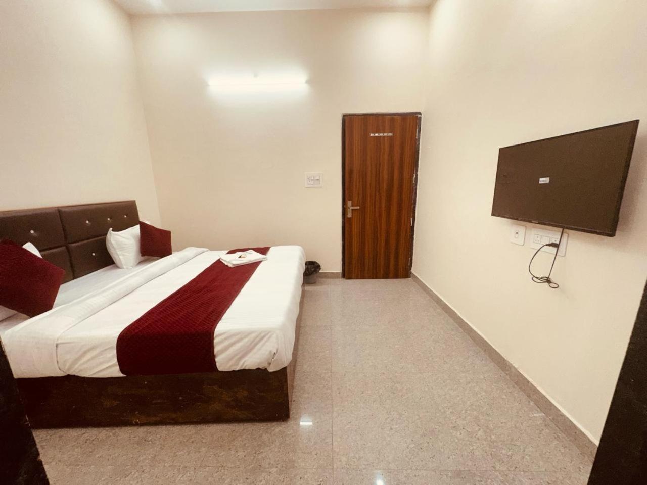 Hotel The Lord Krishna Residency Vrindāvan Exterior foto