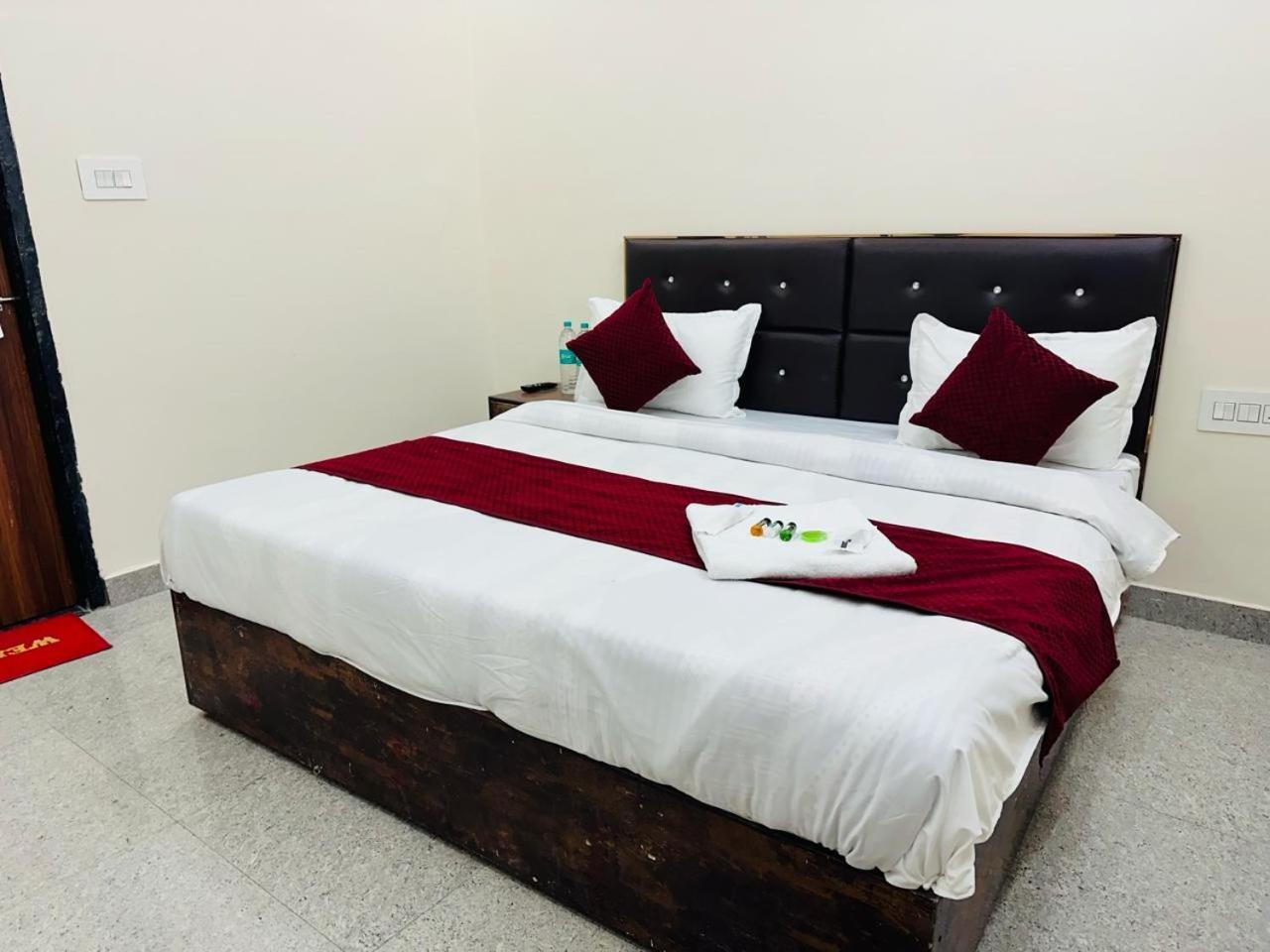 Hotel The Lord Krishna Residency Vrindāvan Exterior foto